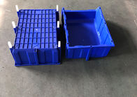 Μπλε χρώματος δοχεία επιλογής αποθηκών εμπορευμάτων πλαστικά με το βασανισμό στο βιομηχανικό εργαστήριο